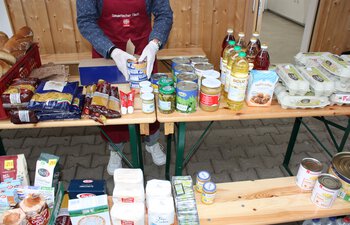Lebensmittelausgabe beim Oberschleißheimer Tisch plus+ | © Caritas Oberbayern